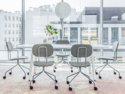 Solera – Barrel Shaped Meeting Table With White Legs..