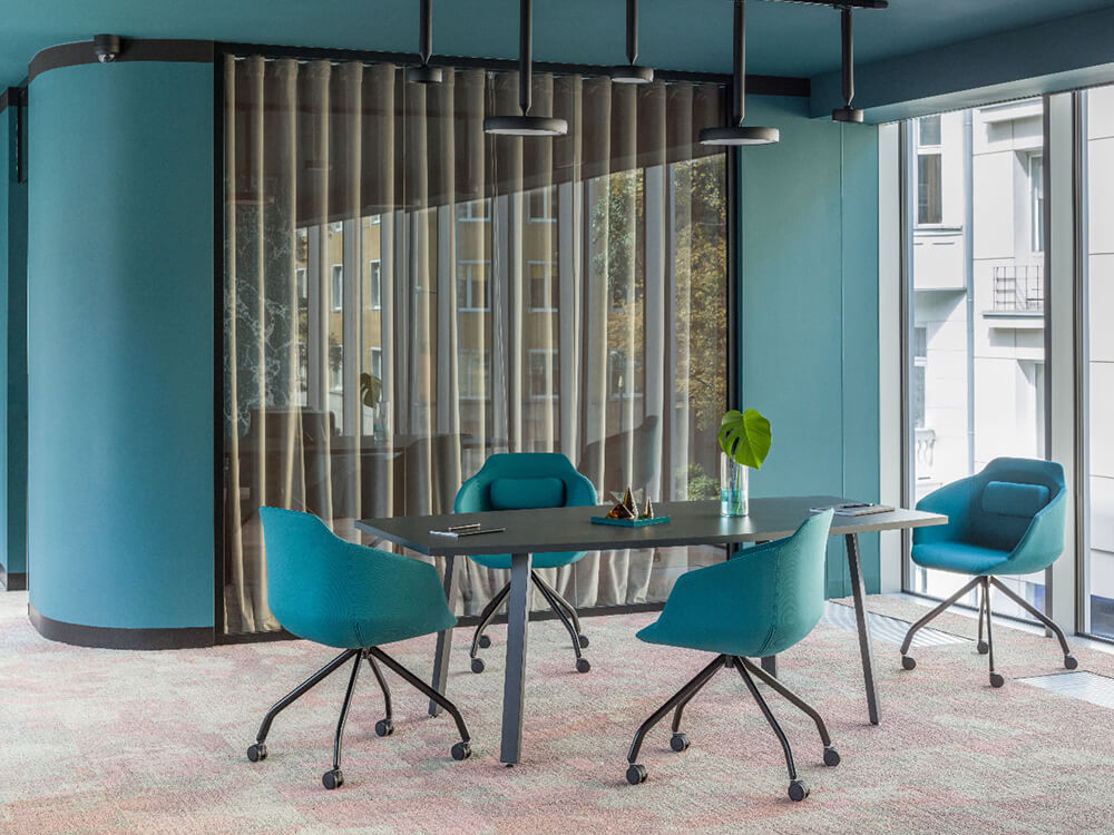 Solera – Barrel Shaped Meeting Table With White Legs